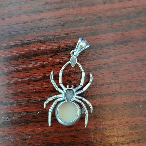 Pink Conch Spider Pendant - Picture 4 of 5